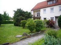 Wohnimmobilie Kauf Einfamilienhaus Viel Haus zu fairem Preis in guter Wohnlage. Die große Doppelhaushälfte mit insgesamt 8 Zimmern, 3 Bädern und 3 Küchen erstreckt sich über Keller, Erd-, Ober- und Da