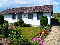 Wohnimmobilie Kauf Einfamilienhaus Traumhafter Bungalow mit schönem Garten und Außenpool