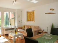 Wohnimmobilie Kauf Erdgeschosswohnung +++VERKAUFT+++ Die Wohnung besticht mit ihrem hellen, lichtdurchfluteten Wohnzimmer. Von hier aus gelangt man auf die überdachte Südterrasse. Abgegrenzt mit dicht
