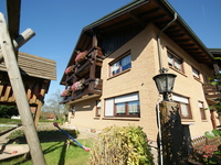 Wohnimmobilie Kauf Einfamilienhaus Großzügiges Einfamilienhaus mit ca. 220 m² Wohnfläche, an das 2009 angebaut und dort umfassed modernisiert wurde. Kunststofffenster, Vollwärmeschutz, Solaranlage.