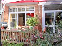 Wohnimmobilie Kauf Einfamilienhaus Stadtnah und doch sehr ruhig liegt dieses Einfamilienhaus, das über einen bezaubernden Innenhof verfügt. Die liebevoll gestaltete Terrasse lädt zum Verweilen ein. Ei