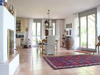 Wohnimmobilie Kauf Einfamilienhaus Wir wissen nicht genau, ob wir dieses prächtige Einfamilienhaus einfach nur "Haus" nennen sollen, oder doch nicht eher "Villa". Aber bodenständig