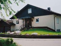 Wohnimmobilie Kauf Einfamilienhaus Tolles Hausanwesen mit Pool, großem Garten und Doppelgarage