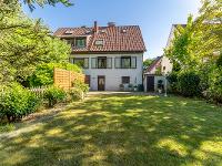 Wohnimmobilie Kauf Einfamilienhaus Diese Doppelhaushälfte bietet ein ideales Zuhause für eine kleine Familie und überzeugt mit einer Wohnfläche von ca. 92 m² sowie einer Nutzfläche von 77 m². Die Wohn