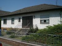 Wohnimmobilie Kauf Mehrfamilienhaus Der Winkelbungalow besticht durch seine gut durchdachte 4-Zimmer-Aufteilung.