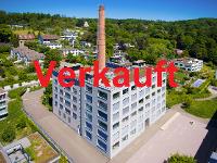 Wohnimmobilie Kauf Etagenwohnung Eine monolithische Ruhe strahlt er aus, der mächtige alte Silobau mit seinem neckisch aufragenden Backsteinkamin. Zusammen mit den Gründungsbauten der Brauerrei aus de