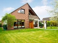 Wohnimmobilie Kauf Einfamilienhaus Hell und freundlich präsentiert sich dieses massiv gebaute Wohnhaus aus dem Jahr 1986. Es verfügt über ca. 110 m² Wohnfläche im besten Unterhaltungszustand: hier zie
