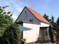 Wohnimmobilie Kauf Einfamilienhaus Einfamilienhaus mit schönem Garten und sonniger Terrasse für eine kleine Familie