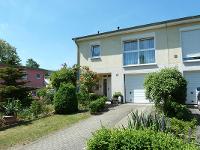 Wohnimmobilie Kauf Einfamilienhaus Familienglück mit passendem Rahmen
