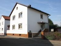 Wohnimmobilie Kauf Einfamilienhaus Zur Bauweise: Das freistehende Ein-Zweifamilienhaus wurde ca. 1957 in Massivbauweise erstellt. Es verfügt über ein Kellergeschoss und zwei Vollgeschosse sowie ein au
