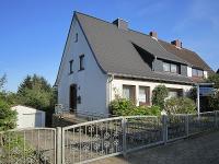 Wohnimmobilie Kauf Doppelhaus Zentrale Doppelhaushälfte mit großem Grundstück und Garage