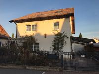 Wohnimmobilie Kauf Mehrfamilienhaus Ein Zwei-Generationen- Haus ? Kapitalanlage? Oder vielleicht wohnen und arbeiten unter einem Dach? Dieses Haus bietet ihnen sehr viele Möglichkeiten. In einer ruhig