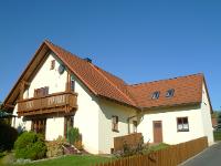 Wohnimmobilie Kauf Einfamilienhaus Das äußerst gepflegte Einfamilienhaus wurde 1992 erstmalig bezogen und liegt in ruhiger Wohnlage in einem kleinen Ort Nähe Mitterteich. Das Grundstück ist pflegeleic