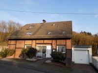 Wohnimmobilie Miete Dachgeschosswohnung Dachgeschosswohnung im Maisonette-Stil mit Einbauküche