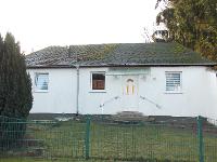 Wohnimmobilie Kauf Einfamilienhaus Das gut belichtete und nach Süden ausgerichtete Grundstück ist mit einem kleinen Einfamilienhaus bebaut. Das Haus besitzt ein flaches Walmdach, ist mit Fassadenvollw