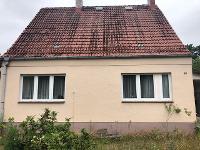 Wohnimmobilie Kauf Einfamilienhaus Modernisierungsobjekt in Stahnsdorf Das Grundstück mit Erbbaurecht befindet sich in zentraler Ortslage in einer ruhigen Stichstraße. Direkt gegenüber befindet sich e