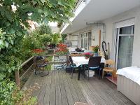 Wohnimmobilie Kauf Erdgeschosswohnung Die Wohnung verfügt über eine große Holzterrasse und einen Balkon. Zur Wohnung gehört ein Bad mit Badewanne und Tageslichtfenster. Die Küche ist mit einer moderne