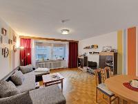 Wohnimmobilie Kauf Etagenwohnung Die Wohnung befindet sich in einem gepflegten Mehrfamilienhauses mit 8 Wohneinheiten (2 DG-Wohnungen). Das im Jahr 1978 erbaute Objekt ist voll unterkellert und das Da