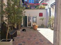 Gewerbeimmobilie Mehrfamilienhaus Hier handelt es sich um ein Mehrfamilienhaus mit zwei Geschäften und großem Lagerraum sowie einem traumhaften Hinterhof und einer sehr schönen Terrasse im 1.OG.