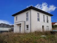 Wohnimmobilie Kauf Einfamilienhaus Angeboten wird ein fast fertig gestelltes Einfamilienhaus des Fertighausherstellers "Massahaus". Das zweigeschossige KfW 55 Effizienzhaus wurde 2018 erbaut. Auf dem 