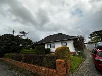 Wohnimmobilie Kauf Einfamilienhaus Dieses grenznahe Einfamilienhaus wurde 1975 in Fertigbauweise von der Firma Okal errichtet, die Immobilie ist unterkellert und verfügt über eine Garage sowie 2 Außen