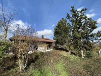 Wohnimmobilie Kauf Einfamilienhaus Zum Verkauf steht ein gepflegtes Haus aus dem Jahr 1988 auf einem Südhang-Grundstück mit einem atemberaubenden Ausblick. Das Haus verfügt über eine Wohnfläche von ca