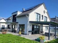 Exklusive Immobilie Einfamilienhaus Hier bleiben keine Wünsche offen! Dieses hochwertige Einfamilienhaus am Ortsrand von Nersingen hat alles was dem modernsten Wohnstandard entspricht. Im gesamten Hau