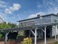Wohnimmobilie Kauf Einfamilienhaus Sonniges Wohnen mit Blick ins Grüne! Dieses liebevoll sanierte Zuhause begeistert mit lichtdurchfluteten Räumen, Kamin, Garten und Terrasse – ideal für alle, die Ruh