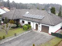 Wohnimmobilie Kauf Einfamilienhaus Exklusiver Winkelbungalow mit viel Platz und überdachtem Swimmingpool in attraktiver Ortsrandlage