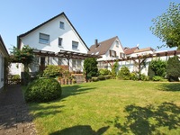 Wohnimmobilie Kauf Einfamilienhaus Diesen idyllischen nahezu uneinsehbaren Garten werden Sie lieben. Freistehendes Haus in ruhiger und dennoch zentraler Citylage. Einkaufsmöglichkeiten und S-Bahn sind