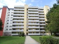 Wohnimmobilie Kauf Etagenwohnung Die sonnige 3-Zimmer-Wohnung befindet sich im 7.OG einer sehr gepflegten Wohnanlage in München Neuperlach. Der Eingangsbereich des Wohnblocks aus dem Jahr 1972 befinde