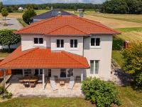 Wohnimmobilie Kauf Einfamilienhaus Dieses neuwertige Einfamilienhaus wurde im Jahr 2010 mit viel Liebe zum Detail erbaut und hochwertig ausgestattet. Der großzügige Eingangsbereich beeindruckt durch e